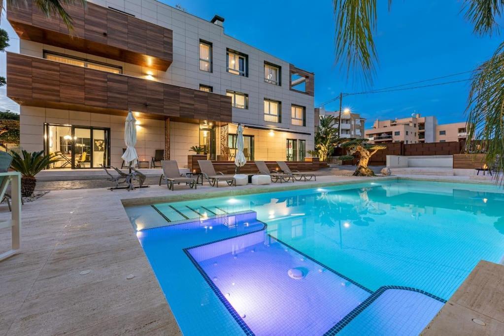 Lusso E Relax Con Piscina A 2 Minuti Dal Mare Apartment Miami Playa Exterior photo